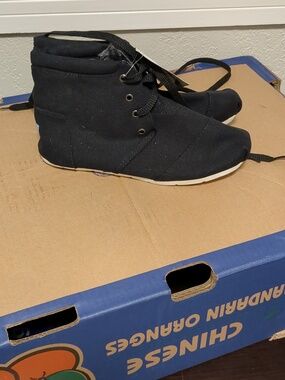 NWT TOMS women's ankle shoe